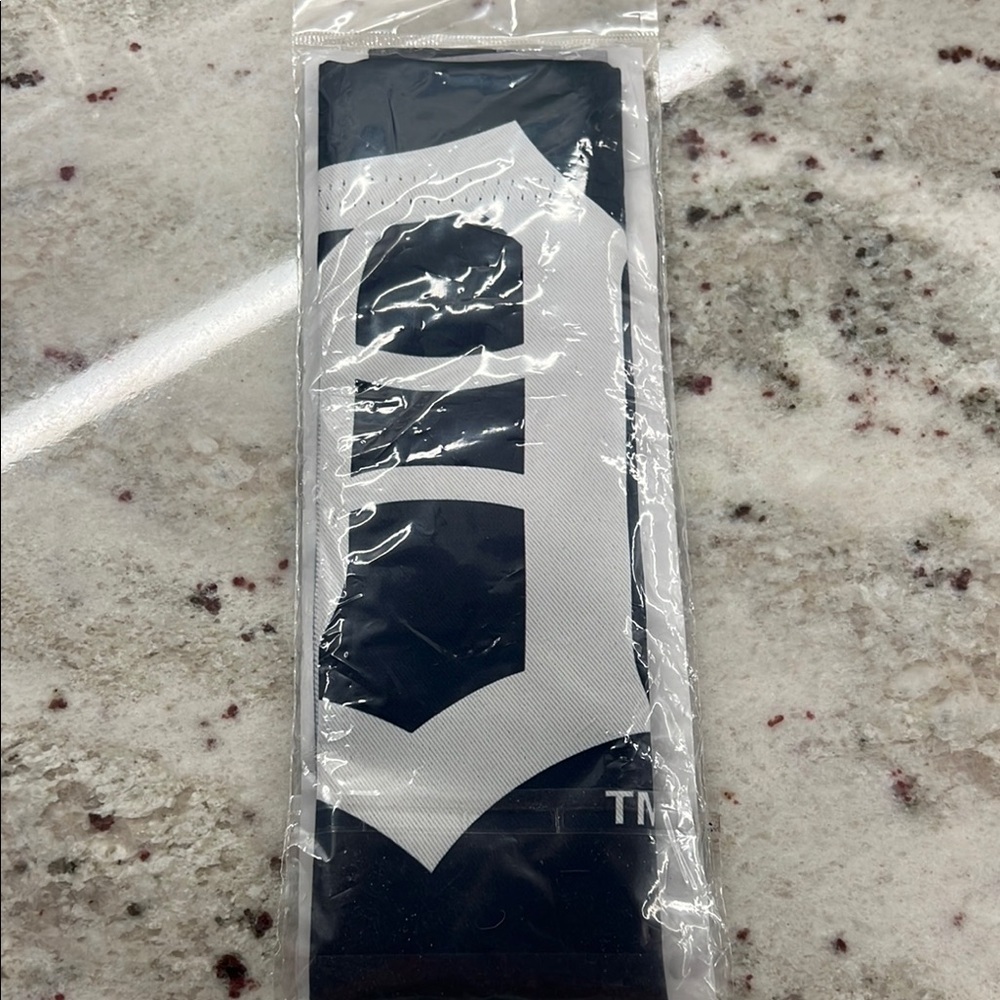 Wincraft Detroit Tigers Navy and White Garden Flag - Picture 6 of 6